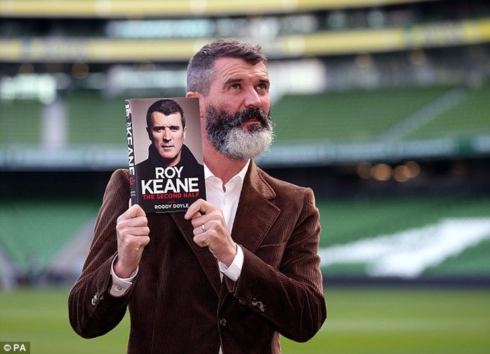 Roy Keane trông dữ dằn với bộ râu dài nửa trắng nửa đen