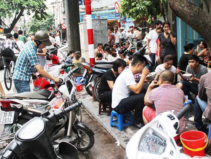 Ngồi ăn sát lề đường, cùng với xe cộ chật chội nhưng chẳng ai cảm thấy phiền hà Ngồi ăn sát lề đường, cùng với xe cộ chật chội nhưng chẳng ai cảm thấy phiền hà