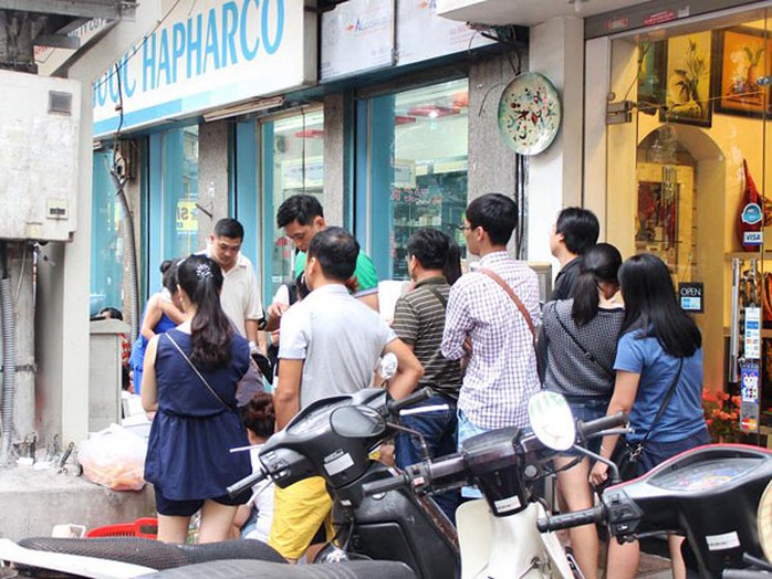 Khách đến sau phải xếp hàng để chờ đến lượt Khách đến sau phải xếp hàng để chờ đến lượt