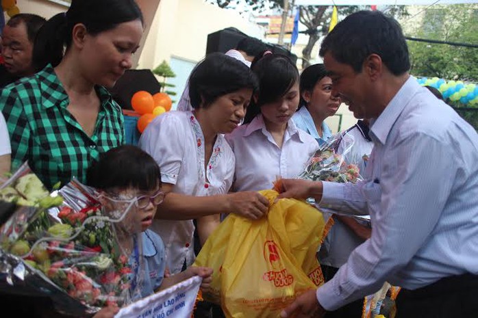 Ông Nguyễn Văn Khải, Phó Chủ tịch Thường trực LĐLĐ TP HCM, tặng quà cho trẻ em khuyết tật các nhà mở, mái ấm