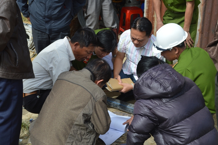 Đại diện các cơ quan chức năng họp bàn phương án khám nghiệm hiện trường Ảnh: CAO NGUYÊN