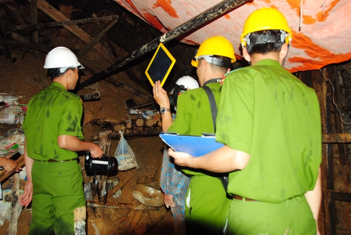 Khám nghiệm tại khu vực xảy ra sập hầm ảnh: CAO NGUYÊN