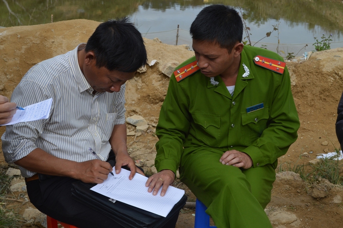 Ông Phạm Đình Hiểu ký vào bản cung cấp thông tin cho cơ quan điều tra  Ảnh: CAO NGUYÊN