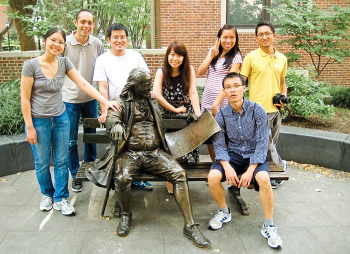 Một số trí thức trẻ Việt Nam bên tượng đồng Benjamin Franklin trong khuôn viên Đại học Pennsylvania. Ảnh: K.V