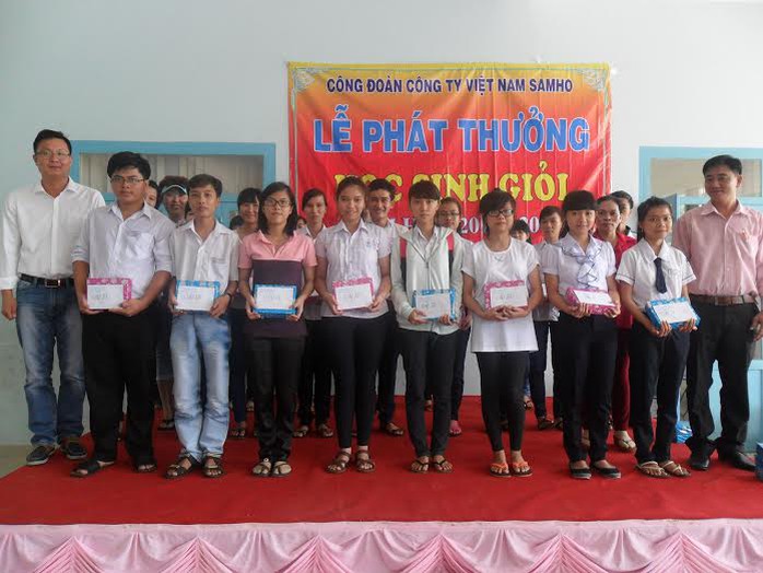 Đại diện ban giám đốc (bìa trái) và Công đoàn Công ty Việt Nam Samho tại lễ tuyên dương con công nhân vượt khó