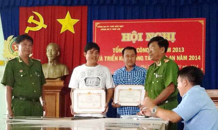 “Hiệp sĩ” Nguyễn Thanh Hải, Nguyễn Hoàng Bảo (thứ hai và ba từ trái qua), nhận giấy khen của Giám đốc Công an tỉnh Bình Dương tặng.