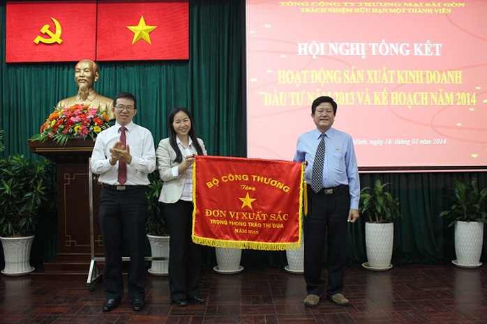 Đại diện Bộ Công thương trao tặng cờ thi đua xuất sắc cho Tổng Công ty
