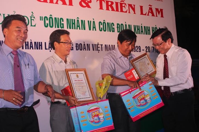 Ông Nguyễn Văn Tín. Phó tổng Biên tập Báo Người Lao Động, trao giải cho 2 tác giả đạt giải nhì