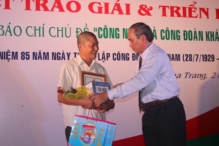 Ông Nguyễn Hòa, Chủ tịch LĐLĐ tỉnh Khánh Hòa, trao giải nhất cho tác giả Vũ Hồng Tâm