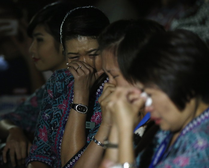 các tiếp viên hãng hàng không Malaysia Airlines rơi lệ trong buổi cầu nguyện cho các nạn nhân máy bay MH17. Nguồn: Reuters