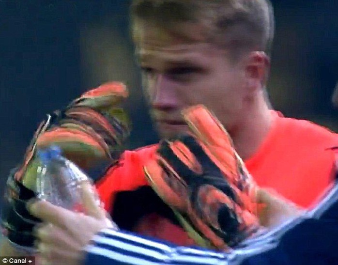 Thủ môn của Celta Vigo bị cay mắt vì khói