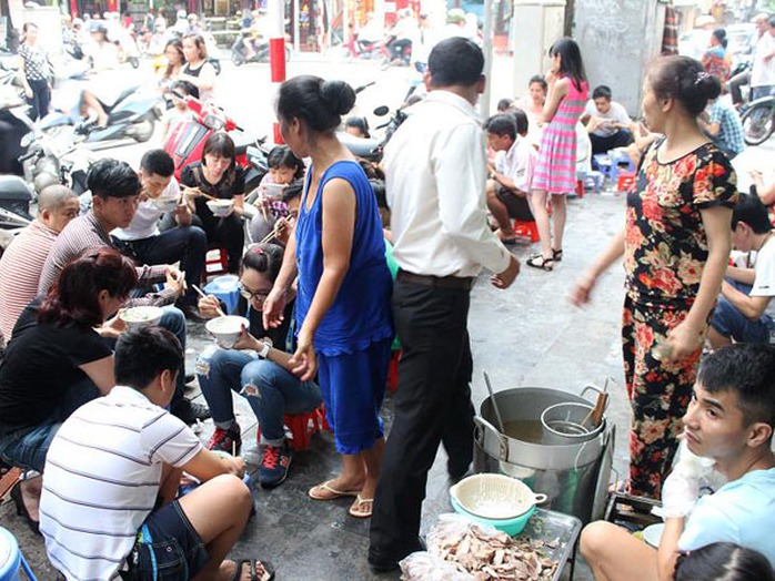 Phở Hàng Trống ngày nào cũng đông đúc, nhộn nhịp một góc phố Phở Hàng Trống ngày nào cũng đông đúc, nhộn nhịp một góc phố