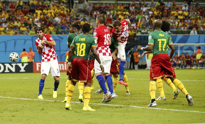 Sát thủ bằng đầu Mandzukic ghi bàn thắng đầu tiên của mình ở World Cup 2014