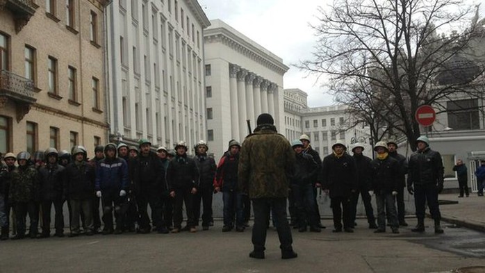 Người biểu tình đã phong tỏa văn phòng Tổng thống tại Kiev hôm 22-2