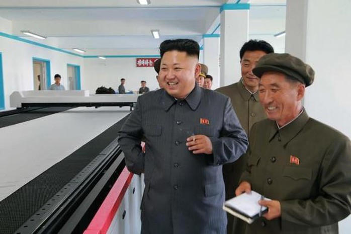 Ông Kim Jong-un trong một chuyến đi chỉ đạo thực tế. Ảnh: Reuters