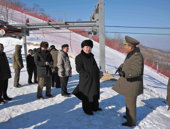 
	Ông Kim Jong-un thăm khu trượt tuyết Masik Pass gần Wonsan hôm 31-12-2013. Ảnh: KCNA