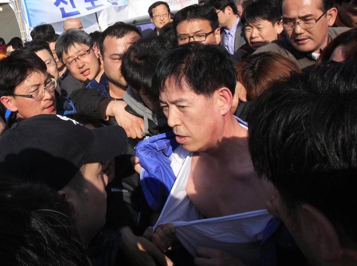 Ông Choi Sang-hwan, chỉ huy phó Lực lượng giám đốc deputy head of the Korea Coast Guard, at a rescue command center Thursday.Ảnh: AP