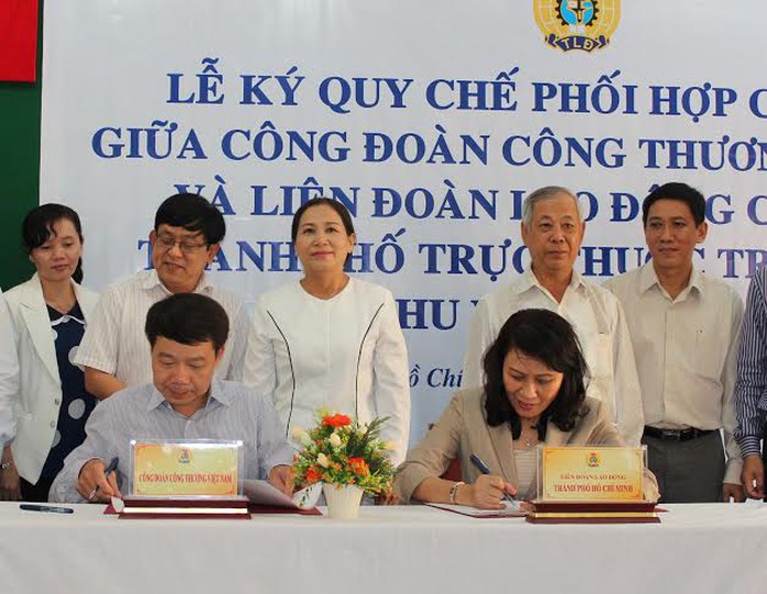 Đại diện CĐ Công thương Việt Nam (bìa trái) và LĐLĐ TP HCM ký kết quy chế phối hợp giai đoạn 2013-2018