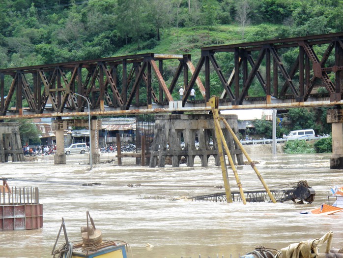 Nhiều người và xe cộ không thể qua sông Kỳ Lộ vì cầu La Hai bị ngập nặng