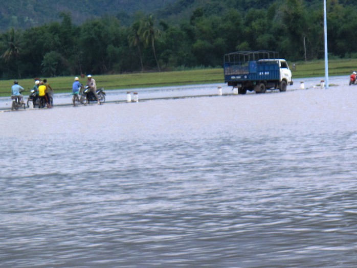 Nhiều người ở xã Xuân Sơn Bắc (huyện Đồng Xuân) không thể về nhà vì con đường độc đạo đến xã bị ngập nặng