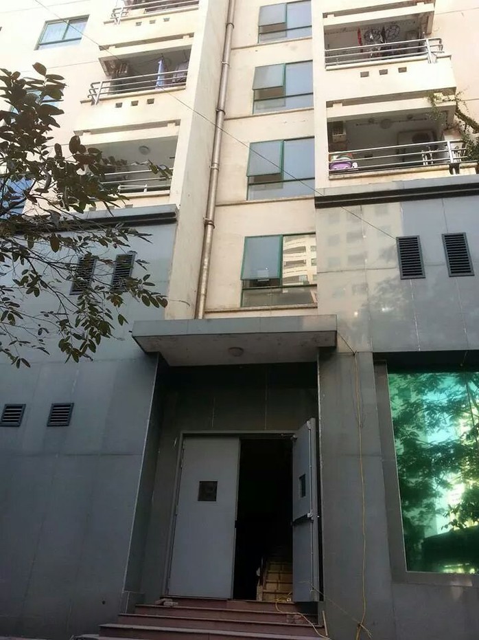 Lan can tầng 1 tòa nhà 18-T1, nơi cô gái rơi xuống tử vong