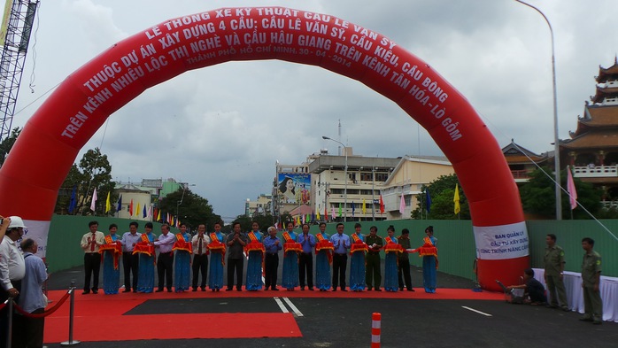 lãnh đạo TP cắt băng khánh thành cầu Lê Văn Sỹ vào sáng 30-4