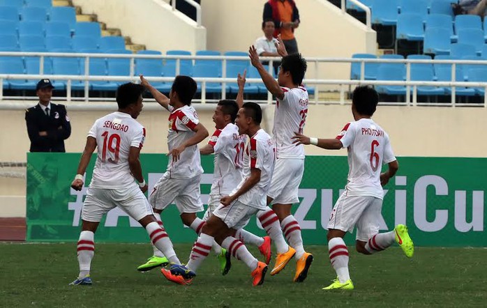 Các cầu thủ Lào ăn mừng bàn thắng