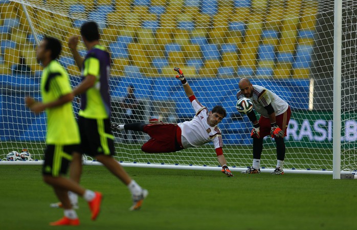 Thủ môn Casillas vẫn được trao cơ hội dù mắc lỗi trong trận thua Hà Lan