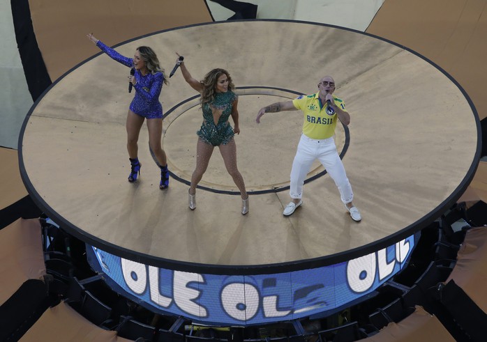 Ba ca sĩ Lopez, Pitbull và Leitte trình diễn ca khúc chính của World Cup 2014 We Are One