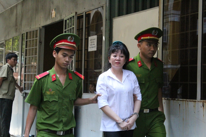 Bị cáo Lê Thị Thắm sau phiên tòa sáng 16-12