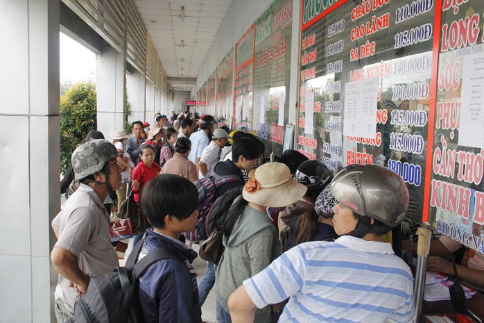 Người dân chen chúc mua vé ở Bến xe Miền Tây