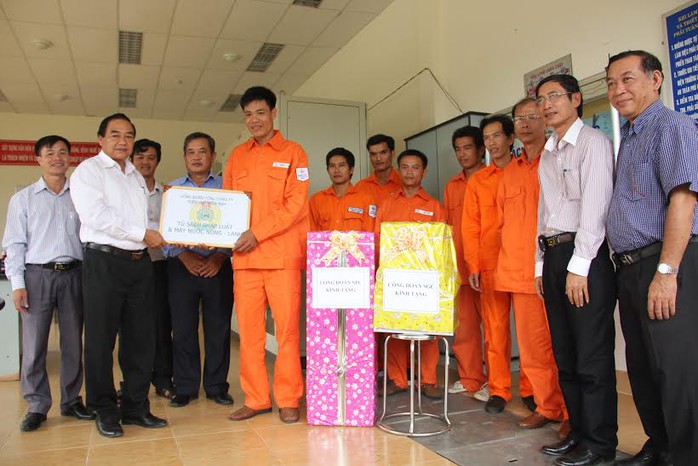 Ông Lê Minh Ba, Chủ tịch CĐ Tổng công ty Điện lực Miền  Nam, trao tặng tủ sách cho công nhân ở các trạm cao thế