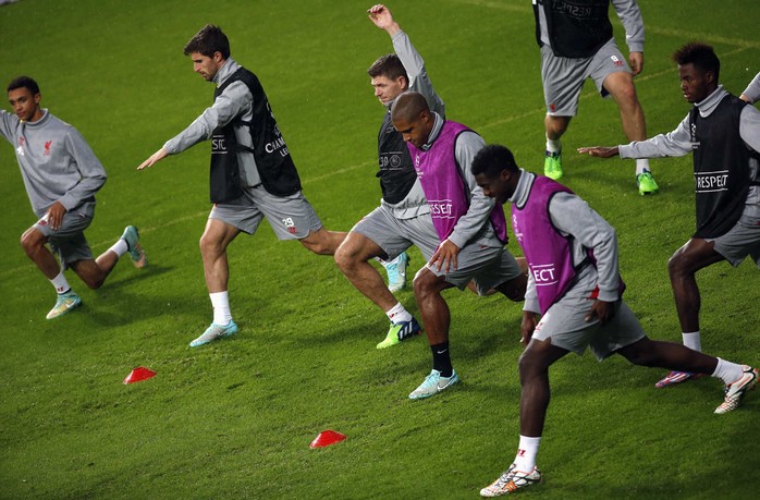 Các cầu thủ Liverpool tập luyện trước trận tái đấu Real Madrid