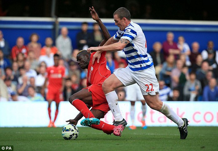 Balotelli dễ dàng mất bóng trước các hậu vệ của QPR