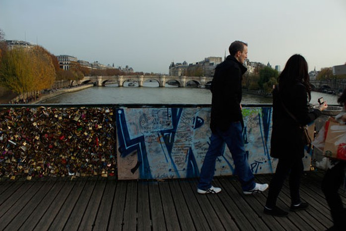 Chính quyền thành phố Paris đã buộc phải lắp hàng loạt những tấm gỗ và khuyến cáo các cặp uyên ương không “hành hạ” cây cầu thơ mộng này thêm nữa. Ảnh: Đ. Quyên
