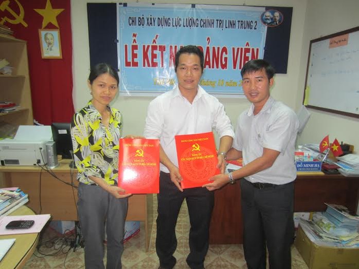 Cán bộ chuyên trách Đảng KCX Linh Trung trao quyết định kết nạp Đảng cho công nhân