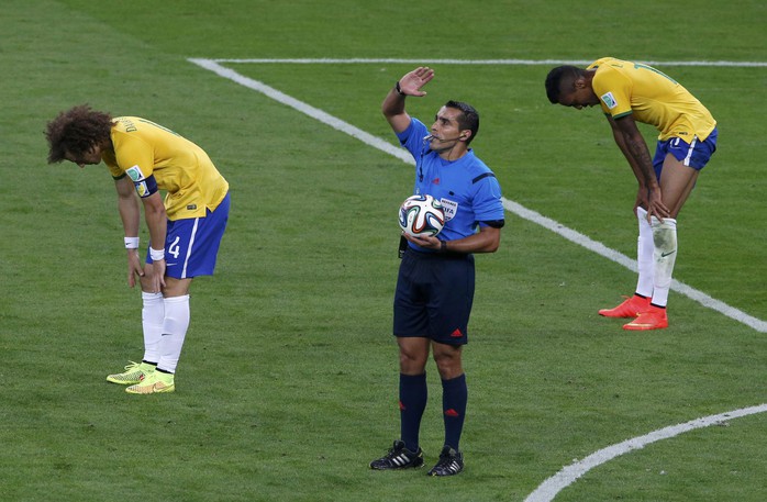 Các cầu thủ Brazil không thể đi nổi sau khi trọng tài nổi hiệu còi kết thúc trận