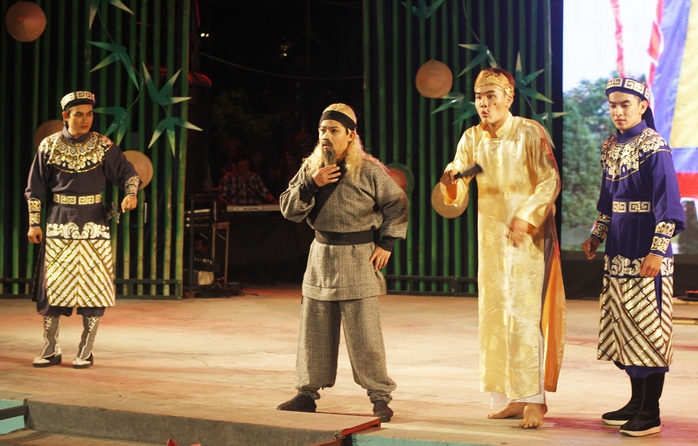 NS Chấn Cường xuất sắc trong vai Nguyễn Địa Lô - cùng diễn với các diễn viên: Võ Thanh Tiền, Nguyễn Phi Long và Huỳnh Quý tại sân khấu Sen Hồng.