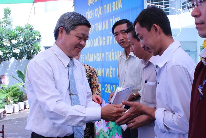 Ông Nguyễn Văn Dễ, Chủ tịch LĐLĐ quận Bình Tân, TP HCM, tặng sổ tiết kiệm cho công nhân có hoàn cảnh đặc biệt khó khăn