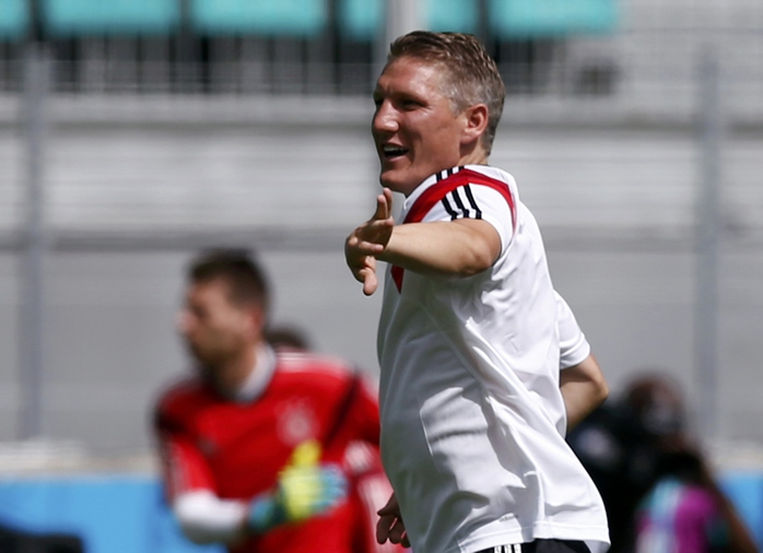 Schweinsteiger vui vẻ tập luyện cùng đồng đội