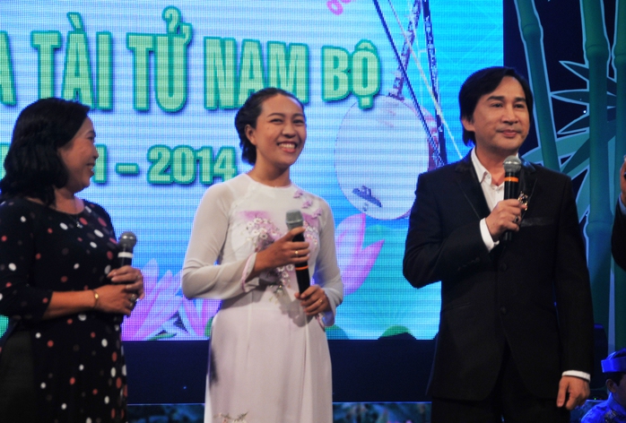 NSƯT Kim Tử Long và hai giáo viên trường THCS Đức Trí, quận 1 (Thu Cúc và Kim Chi) ca trích đoạn Nửa đời hương phấn tại Gala ĐCTT Nam Bộ 2014.