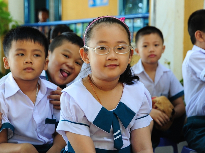 Học sinh lớp 1 Trường Tiểu học Hai Bà Trưng, TP Đà Nẵng hồn nhiên trong lễ khai giảng năm học mới