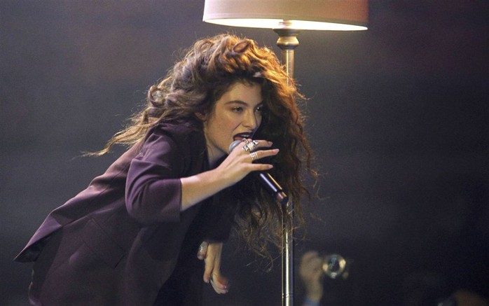 Ca sĩ trẻ Lorde trình diễn trong đêm trao giải