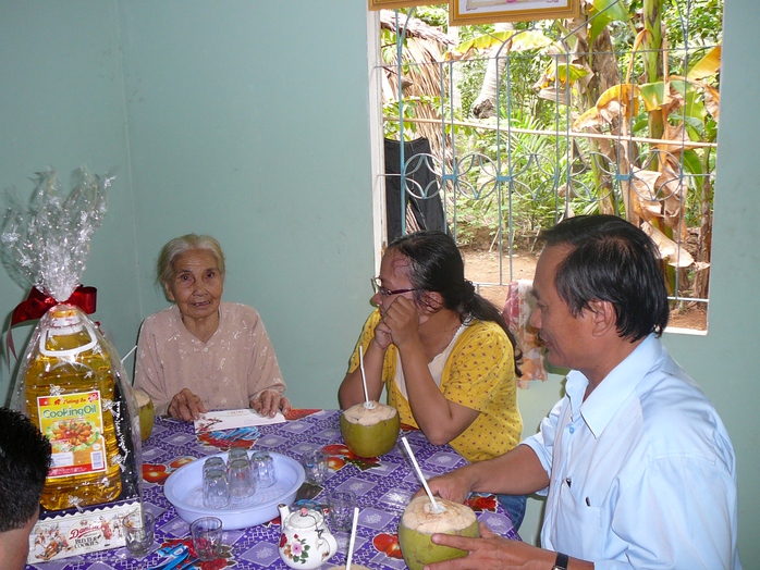 Đại diện Công đoàn tổng công ty đến thăm và tặng quà cho Mẹ Việt Nam anh hùng Lê Thị Liên
