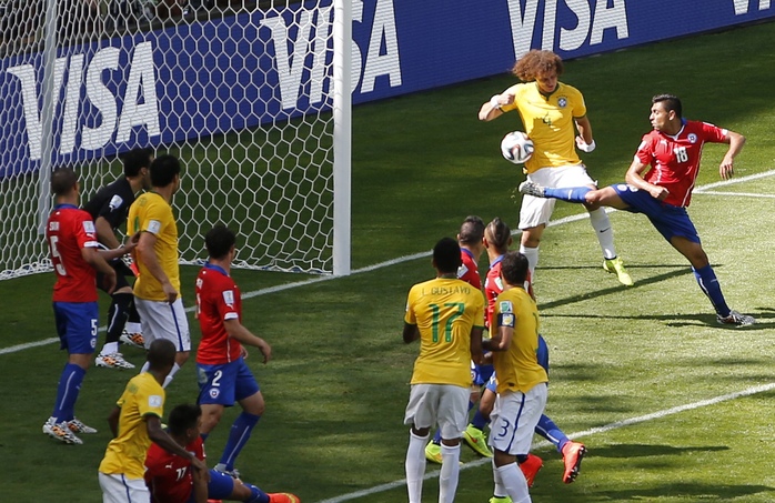 Jara lúng túng phá bóng vào người David Luiz, giúp Brazil mở tỉ số trận đấu