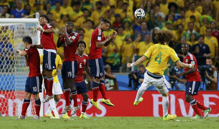 David Luiz nhân đôi cách biệt cho Brazil với một pha sút phạt cực kỳ đẳng cấp