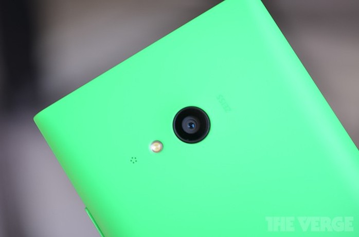 Camera sau của Lumia 730 không trang bị công nghệ PureView có độ phân giải 6,76-megapixel, khẩu độ f/1.9.