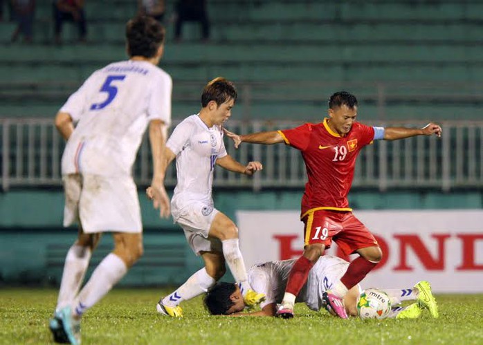 Lương dị thể hiện t&iacute;nh qu&aacute;i trong từng pha b&oacute;ng