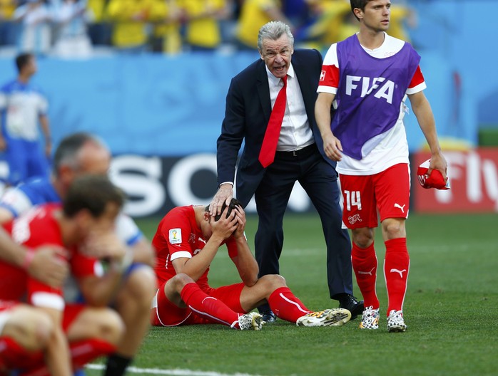 HLV Ottmar Hitzfeld an ủi các cầu thủ Thụy Sĩ sau thất bại