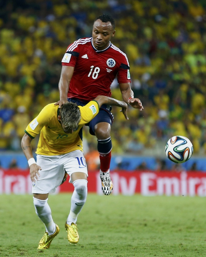 Pha bóng dẫn đến chấn thương nghiêm trọng của Neymar